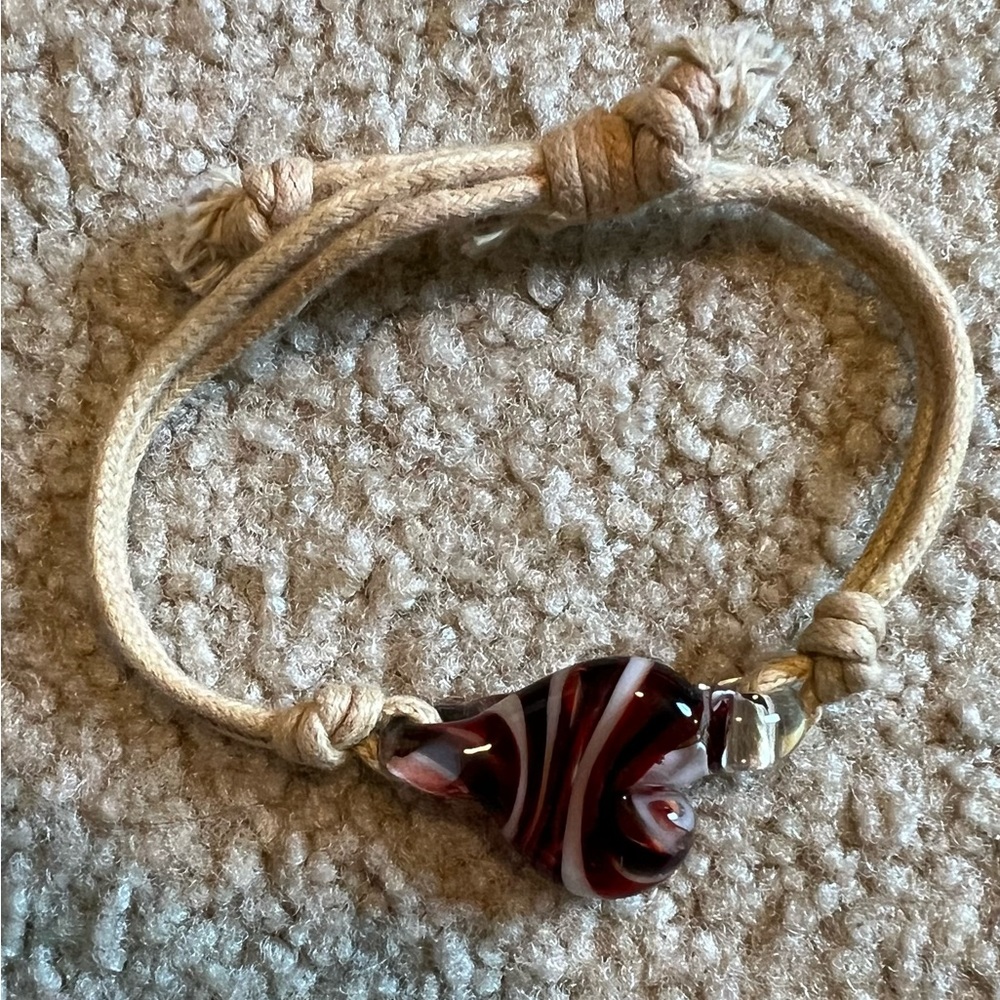 Adjustable bracelet with glass heart shaped bead